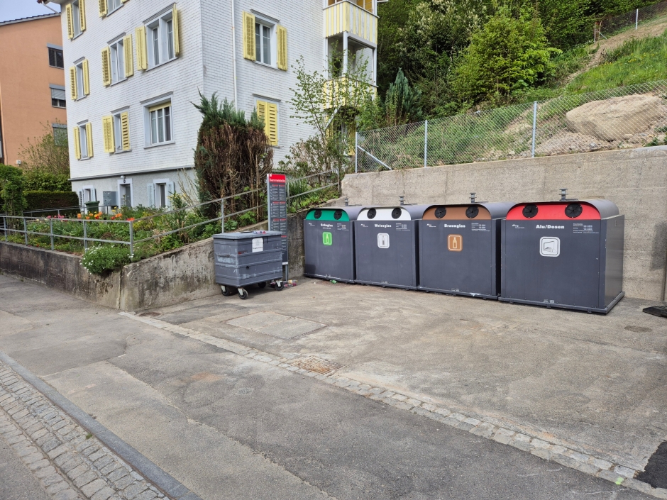 Sammelcontainer f&uuml;r Altglas und Dosen